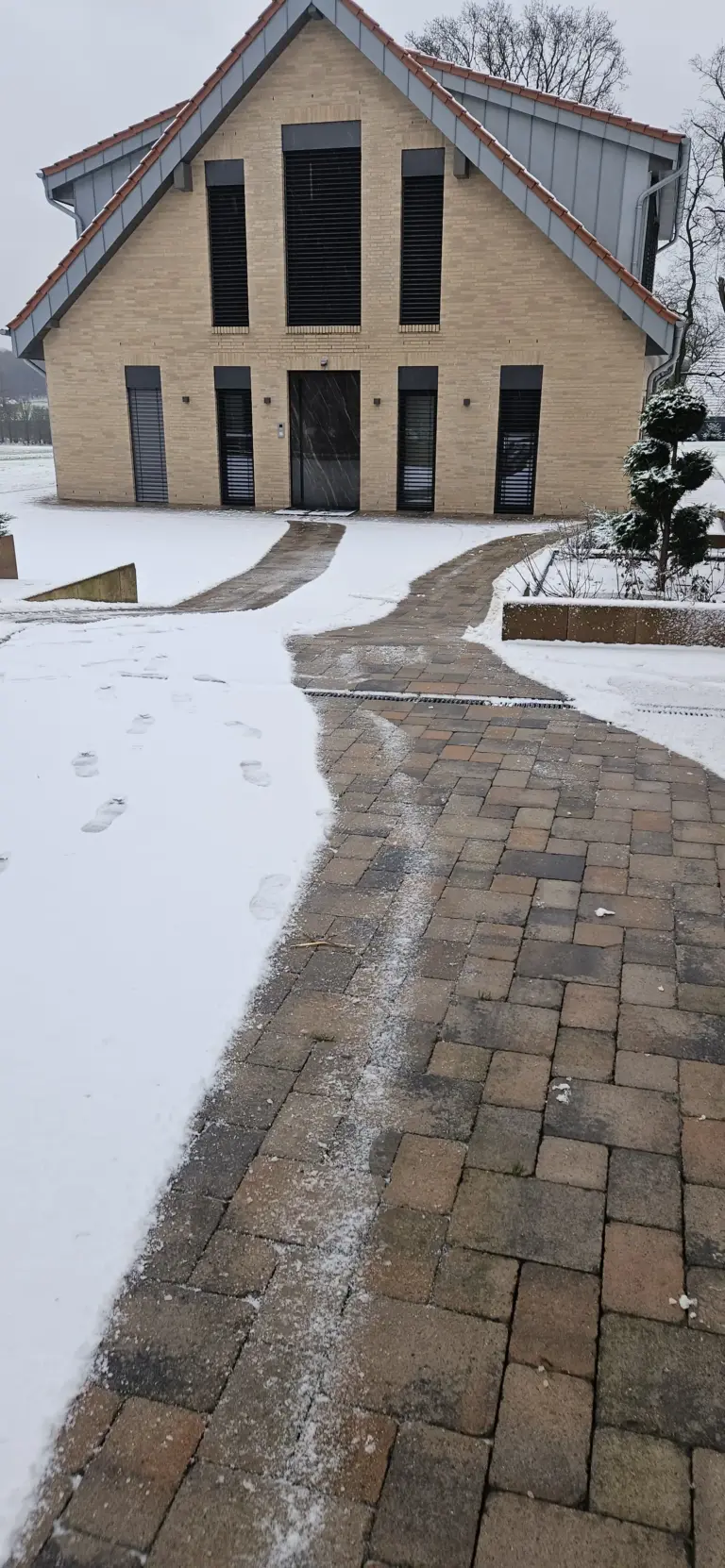 HashTEC-Winterdienst: Schneefreier Gehweg vor Gewerbegebäude – sichere Zufahrt durch professionelle Räumung.