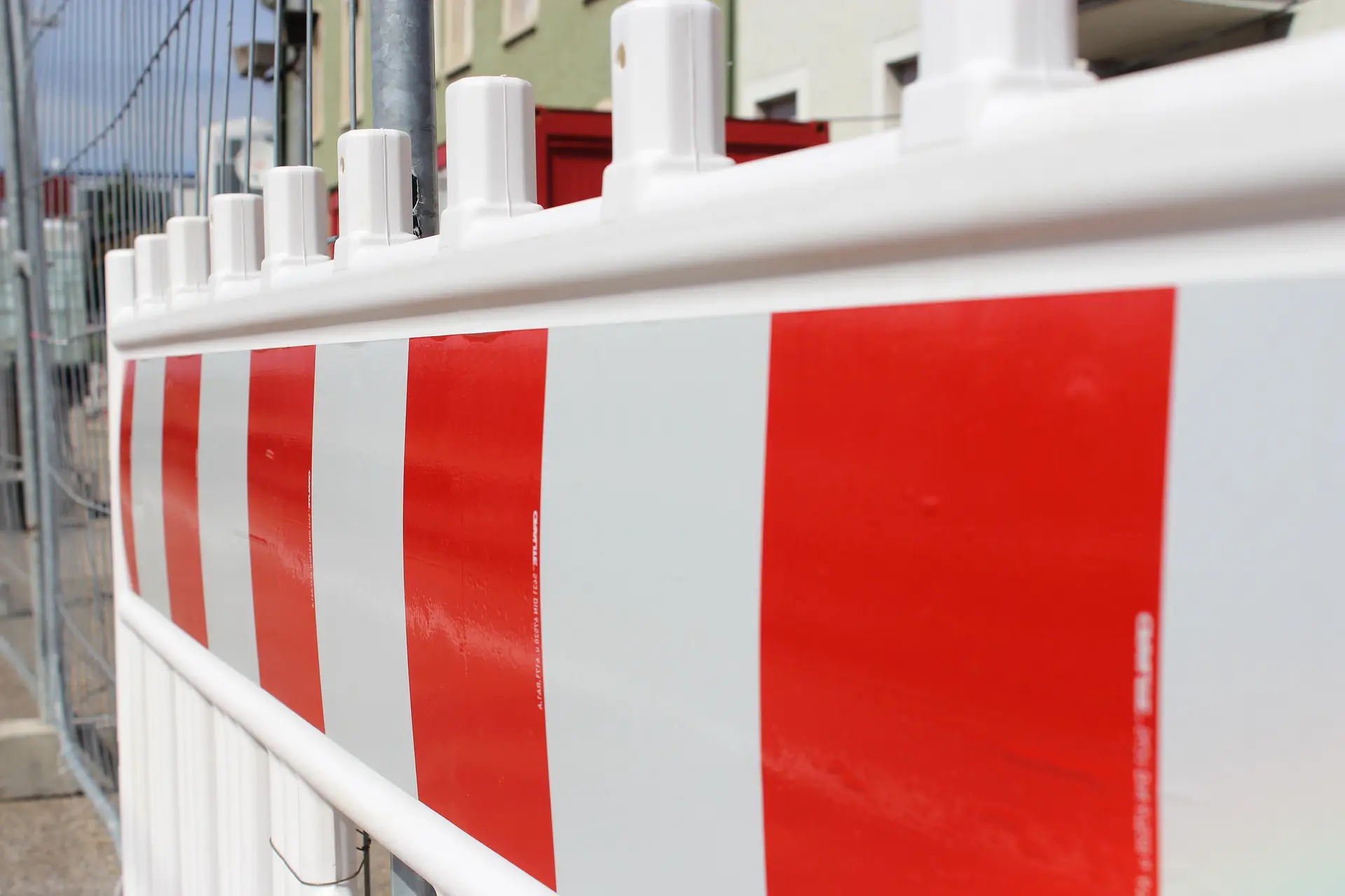Baustellenabsperrung mit rot-weißer Markierung zur Verkehrssicherung für sichere Arbeitsbereiche durch HashTEC.