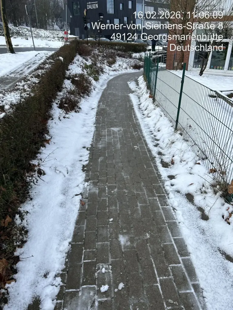 HashTEC-Winterdienst: Gepflegter, schneefreier Gehweg in Wohngebiet – sichere Barrierefreiheit durch professionelle Räumung.