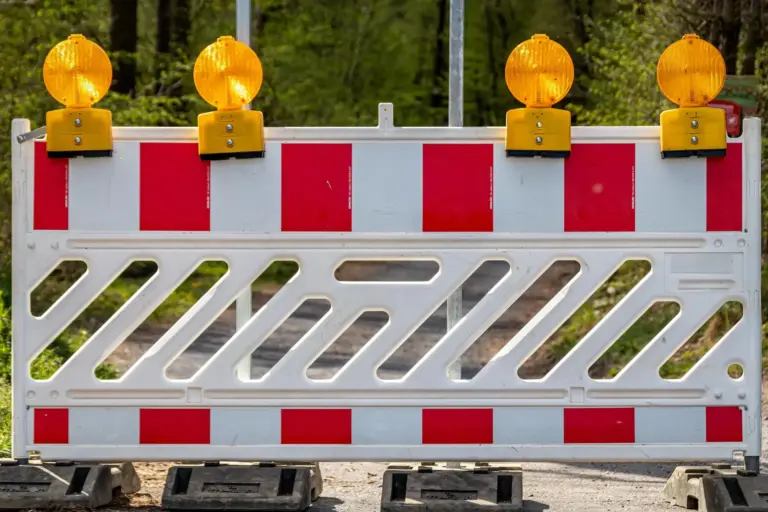 Sperrscheibe mit Warnleuchten für sichere Baustellenabsicherung im Rahmen der HashTEC-Verkehrssicherungspflicht.